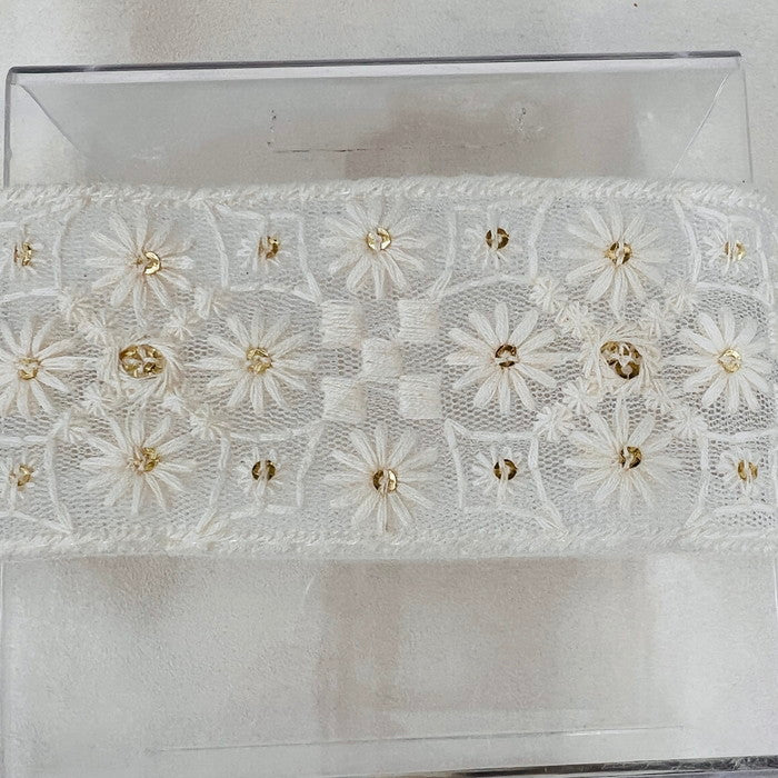 【50cm単位】 刺繍リボン ホワイトの世界 小さなマーガレット お花の 首飾り チュール 幅約4.8cm 240408015