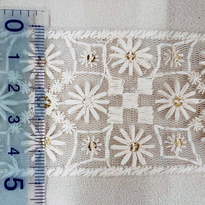 【50cm単位】 刺繍リボン ホワイトの世界 小さなマーガレット お花の 首飾り チュール 幅約4.8cm 240408015