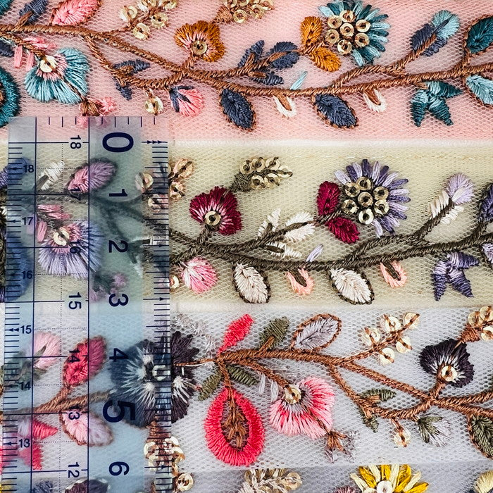 【50cm単位】 刺繍リボン 細幅 カラフル糸で 紡ぐ 野山に 咲き揃う アザミの花々 チュール 幅約3.1cm 240415001
