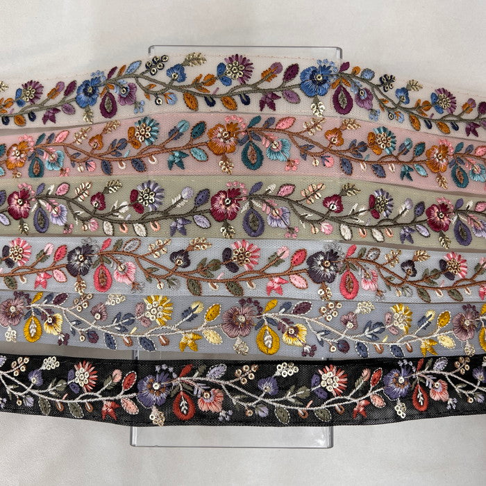 【50cm単位】 刺繍リボン 細幅 カラフル糸で 紡ぐ 野山に 咲き揃う アザミの花々 チュール 幅約3.1cm 240415001