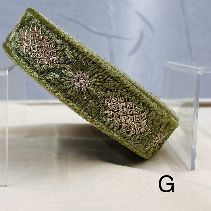 【50cm単位】 刺繍リボン 細幅 美しい 同系色 デイジーと 宝石の フラワーボックス チュール 幅約2.8cm 240430003