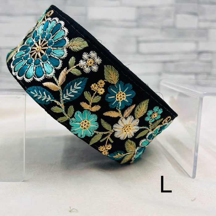 【50cm単位】 刺繍リボン 大輪の花が 美しい 心奪われそうな フラワーガーデン 布地 幅約5.4cm 240430005