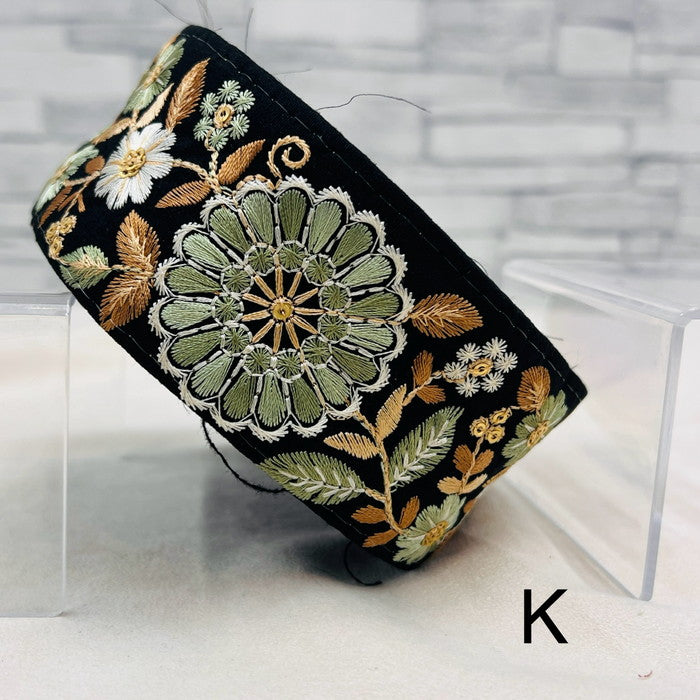 【50cm単位】 刺繍リボン 大輪の花が 美しい 心奪われそうな フラワーガーデン 布地 幅約5.4cm 240430005