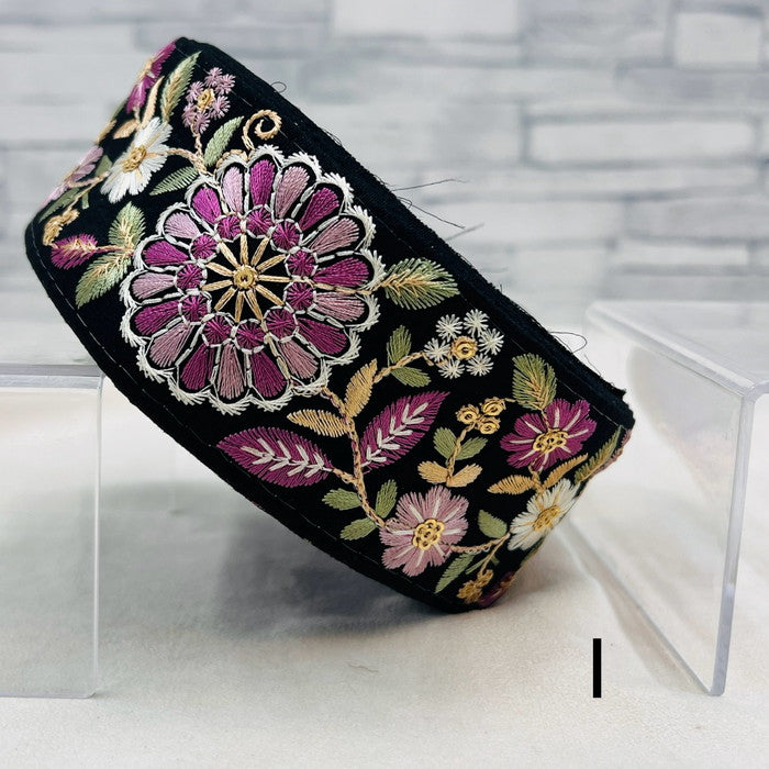 【50cm単位】 刺繍リボン 大輪の花が 美しい 心奪われそうな フラワーガーデン 布地 幅約5.4cm 240430005