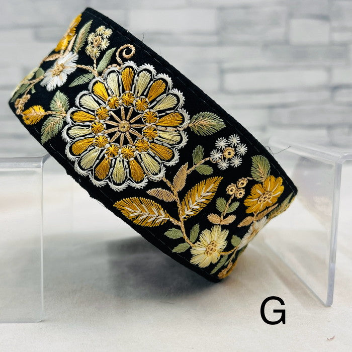 【50cm単位】 刺繍リボン 大輪の花が 美しい 心奪われそうな フラワーガーデン 布地 幅約5.4cm 240430005