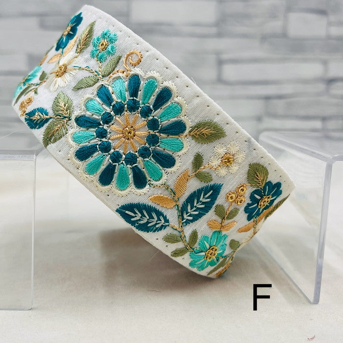 【50cm単位】 刺繍リボン 大輪の花が 美しい 心奪われそうな フラワーガーデン 布地 幅約5.4cm 240430005