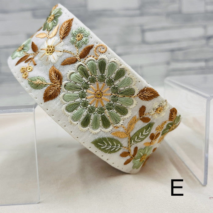 【50cm単位】 刺繍リボン 大輪の花が 美しい 心奪われそうな フラワーガーデン 布地 幅約5.4cm 240430005