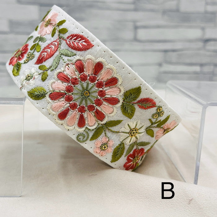 【50cm単位】 刺繍リボン 大輪の花が 美しい 心奪われそうな フラワーガーデン 布地 幅約5.4cm 240430005