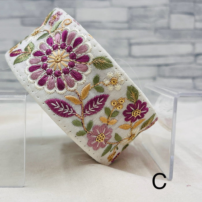 【50cm単位】 刺繍リボン 大輪の花が 美しい 心奪われそうな フラワーガーデン 布地 幅約5.4cm 240430005