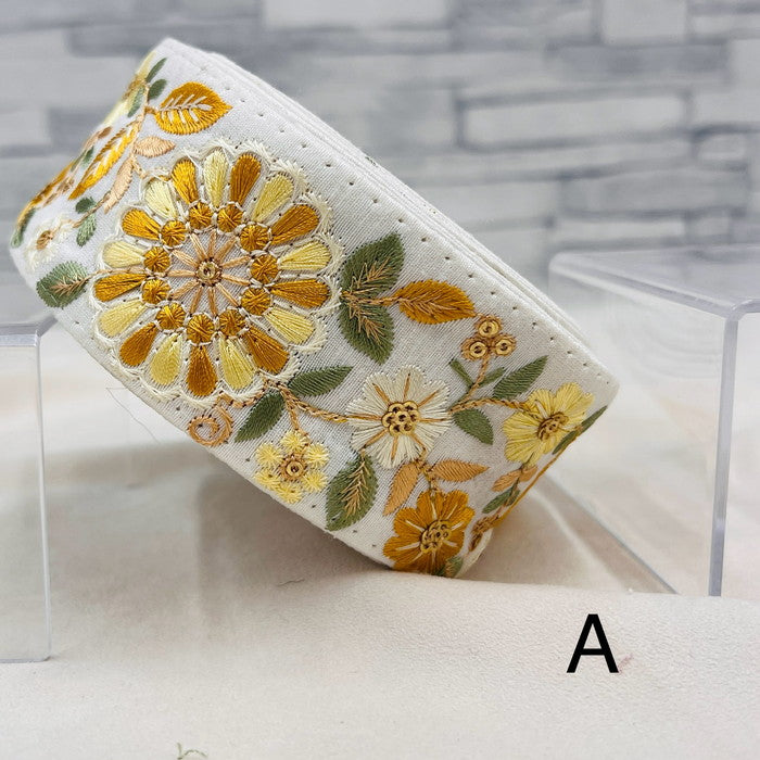 【50cm単位】 刺繍リボン 大輪の花が 美しい 心奪われそうな フラワーガーデン 布地 幅約5.4cm 240430005