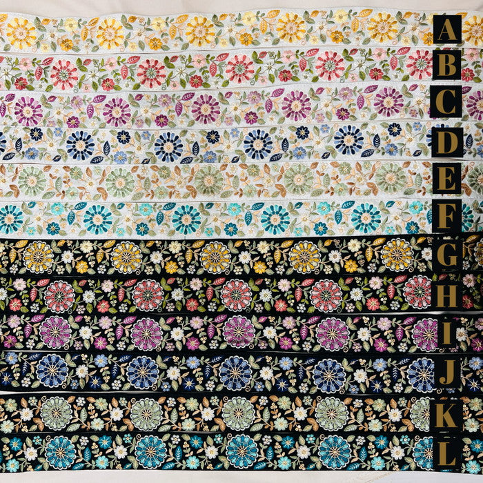 【50cm単位】 刺繍リボン 大輪の花が 美しい 心奪われそうな フラワーガーデン 布地 幅約5.4cm 240430005