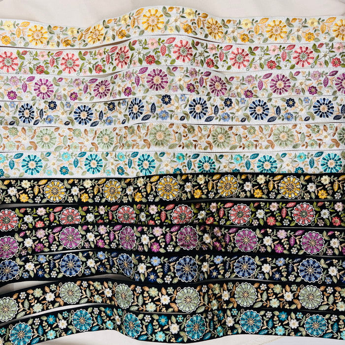 【50cm単位】 刺繍リボン 大輪の花が 美しい 心奪われそうな フラワーガーデン 布地 幅約5.4cm 240430005