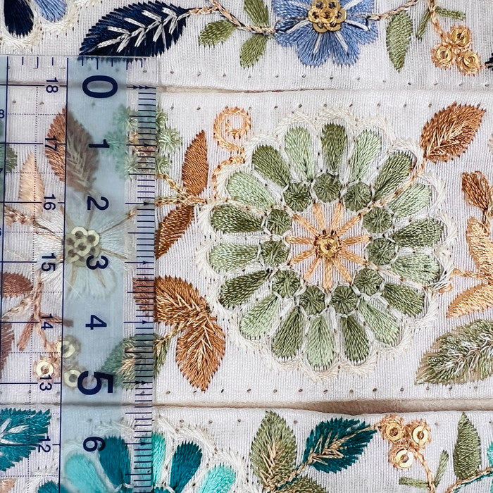 【50cm単位】 刺繍リボン 大輪の花が 美しい 心奪われそうな フラワーガーデン 布地 幅約5.4cm 240430005