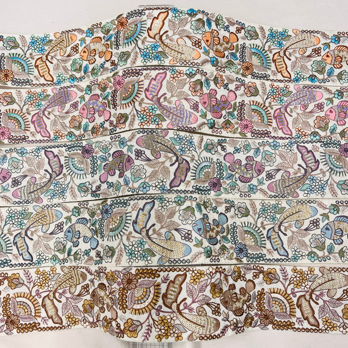 【50cm単位】 刺繍リボン 太幅 可愛さに 心躍る 笑顔で泳ぐ カラフルな 魚たち 布地 幅約8.4cm 240430001