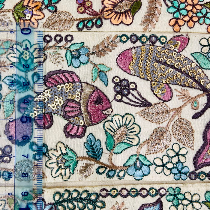 【50cm単位】 刺繍リボン 太幅 可愛さに 心躍る 笑顔で泳ぐ カラフルな 魚たち 布地 幅約8.4cm 240430001