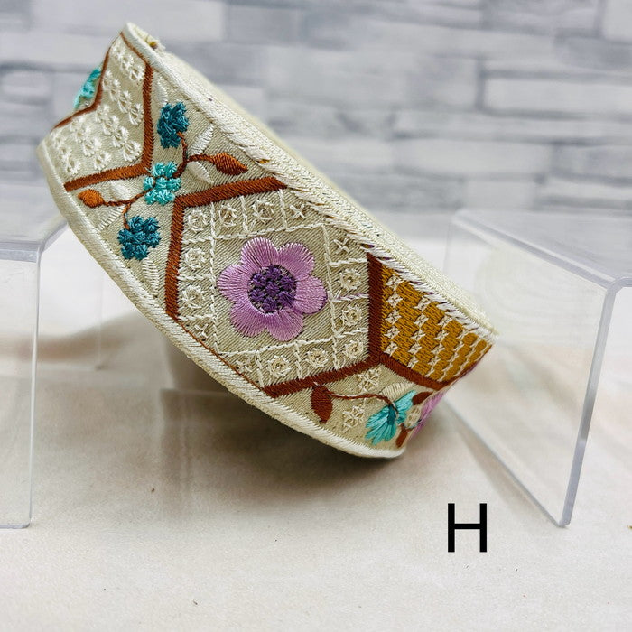 【50cm単位】 刺繍リボン レトロ可愛い スパンコールと お花の ロード 布地 幅約4cm 240501001
