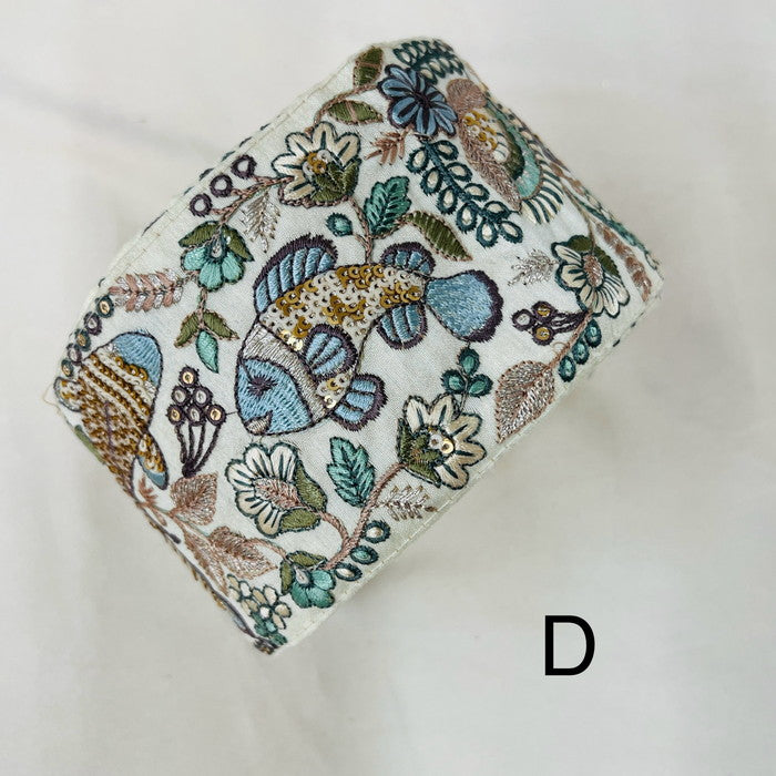【50cm単位】 刺繍リボン 太幅 可愛さに 心躍る 笑顔で泳ぐ カラフルな 魚たち 布地 幅約8.4cm 240430001
