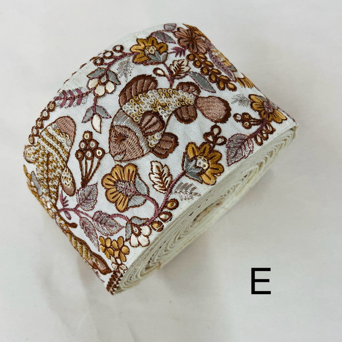 【50cm単位】 刺繍リボン 太幅 可愛さに 心躍る 笑顔で泳ぐ カラフルな 魚たち 布地 幅約8.4cm 240430001