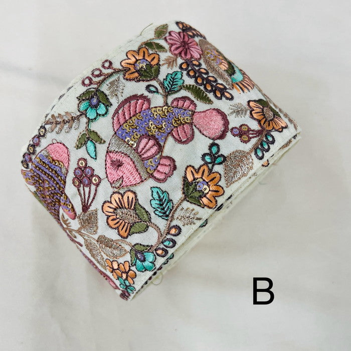 【50cm単位】 刺繍リボン 太幅 可愛さに 心躍る 笑顔で泳ぐ カラフルな 魚たち 布地 幅約8.4cm 240430001