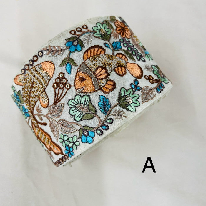 【50cm単位】 刺繍リボン 太幅 可愛さに 心躍る 笑顔で泳ぐ カラフルな 魚たち 布地 幅約8.4cm 240430001