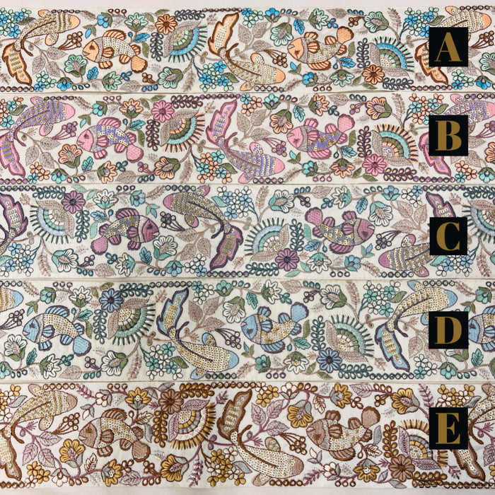 【50cm単位】 刺繍リボン 太幅 可愛さに 心躍る 笑顔で泳ぐ カラフルな 魚たち 布地 幅約8.4cm 240430001