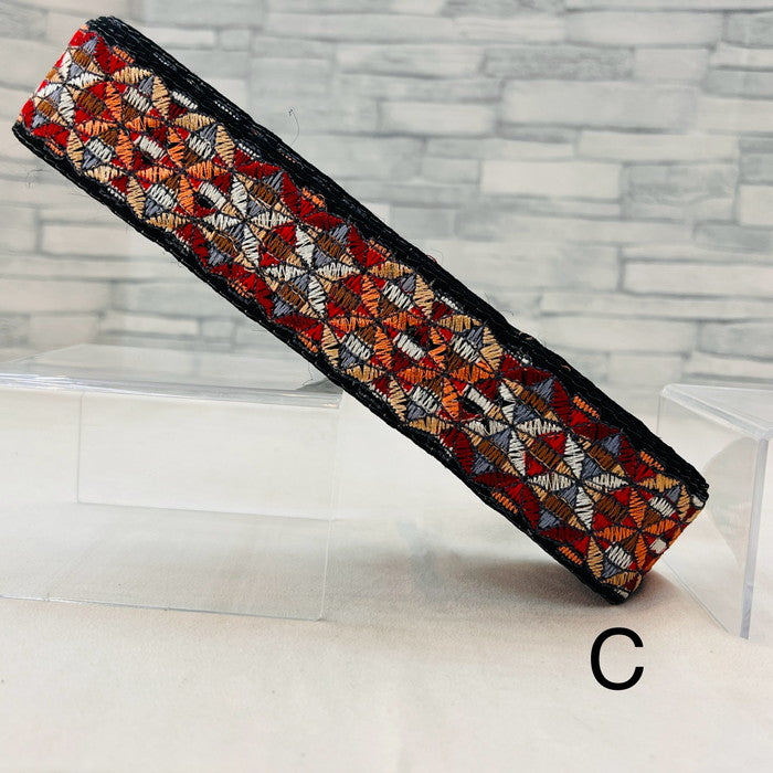 【50cm単位】 刺繍リボン カラフル 幾何学 クルクル変わる 万華鏡の 世界 布地 幅約4.4cm 240511001