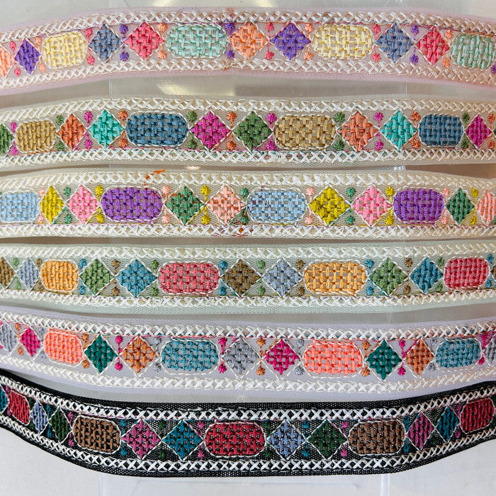 【50cm単位】 刺繍リボン 細幅 POP&CUTE 白いステッチ カラフル キャンディ チュール 幅約2.3cm 240511005