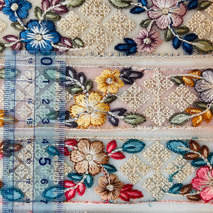 【50cm単位】 刺繍リボン 木漏れ日に光る そよ風に揺れる 色鮮やかな花 チュール 幅約3.5cm 240513006