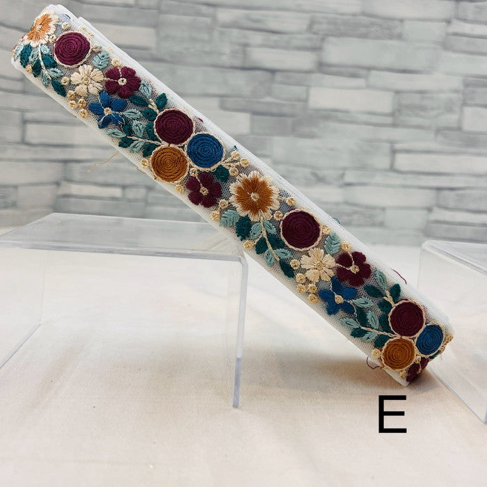 【50cm単位】 刺繍リボン 細幅 モダンデザイン くすみカラー 風船とお花のブーケ チュール 幅約3.3cm 240520005