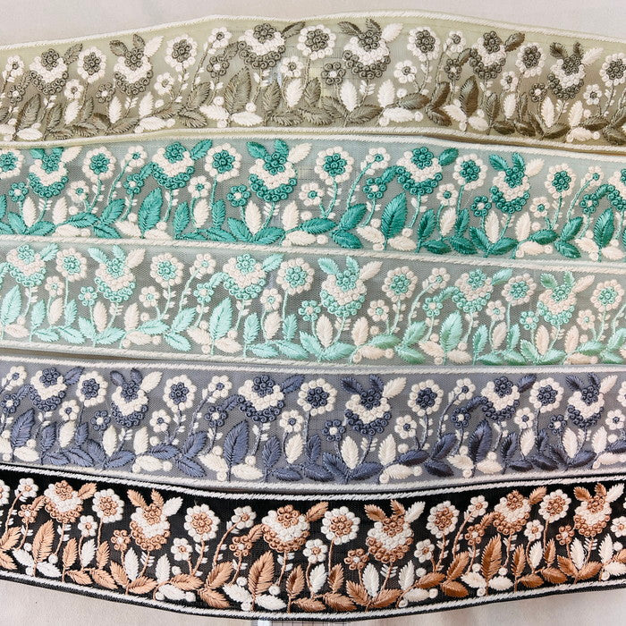 【50cm単位】 刺繍リボン ノンスパンコール リボンに咲いた 白い花の 楽園 チュール 幅約6.1cm 240520006
