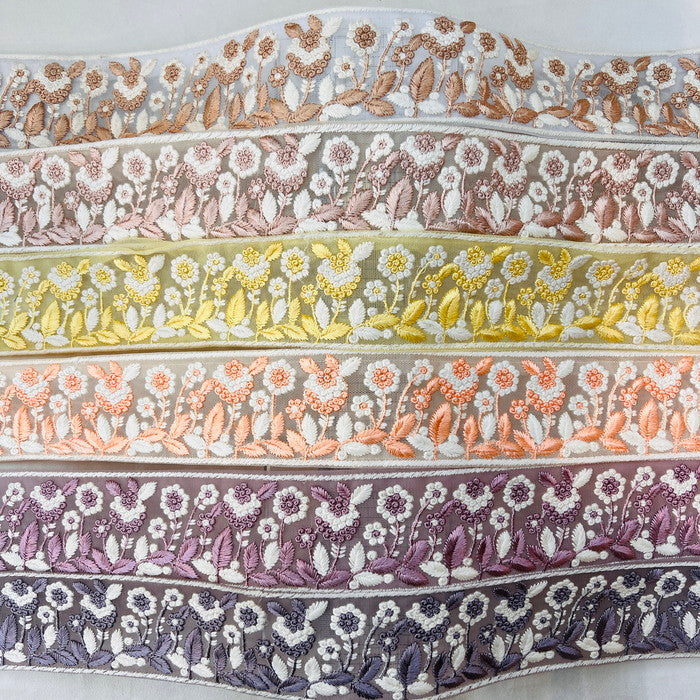 【50cm単位】 刺繍リボン ノンスパンコール リボンに咲いた 白い花の 楽園 チュール 幅約6.1cm 240520006