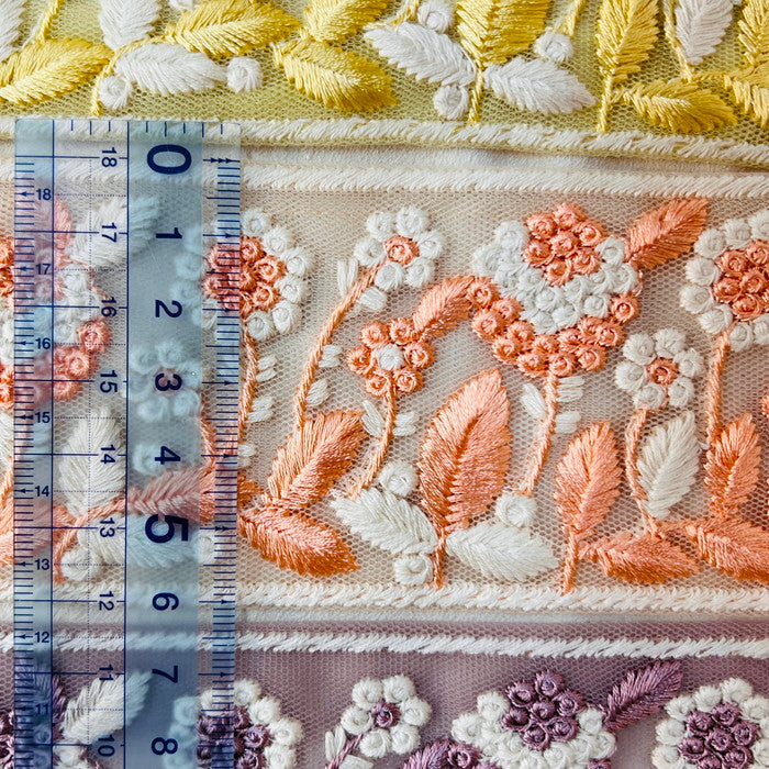 【50cm単位】 刺繍リボン ノンスパンコール リボンに咲いた 白い花の 楽園 チュール 幅約6.1cm 240520006