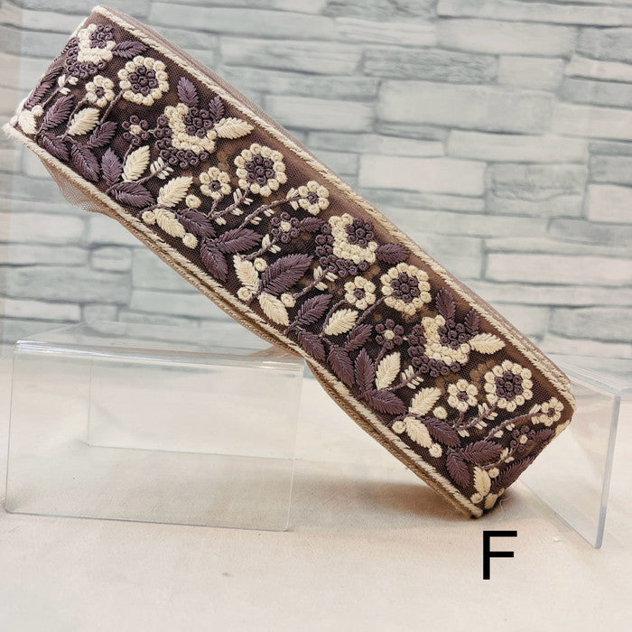 【50cm単位】 刺繍リボン ノンスパンコール リボンに咲いた 白い花の 楽園 チュール 幅約6.1cm 240520006