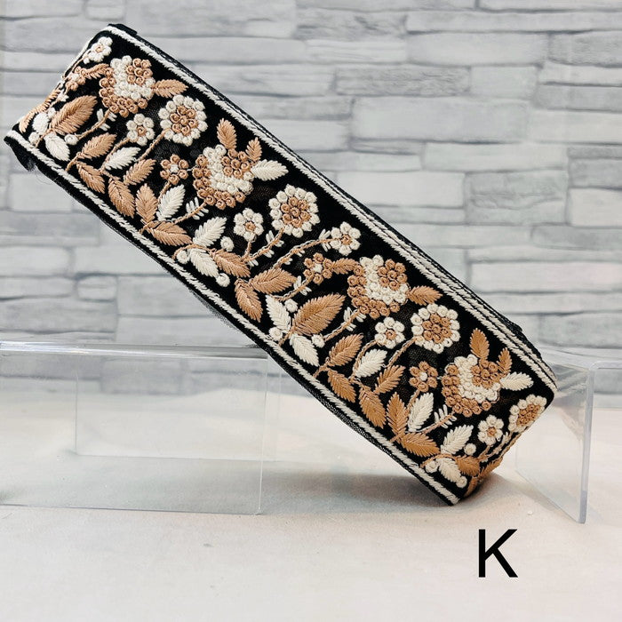 【50cm単位】 刺繍リボン ノンスパンコール リボンに咲いた 白い花の 楽園 チュール 幅約6.1cm 240520006