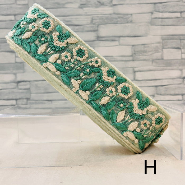 【50cm単位】 刺繍リボン ノンスパンコール リボンに咲いた 白い花の 楽園 チュール 幅約6.1cm 240520006