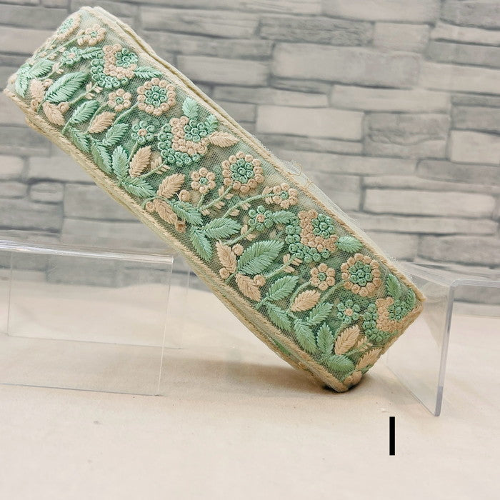 【50cm単位】 刺繍リボン ノンスパンコール リボンに咲いた 白い花の 楽園 チュール 幅約6.1cm 240520006