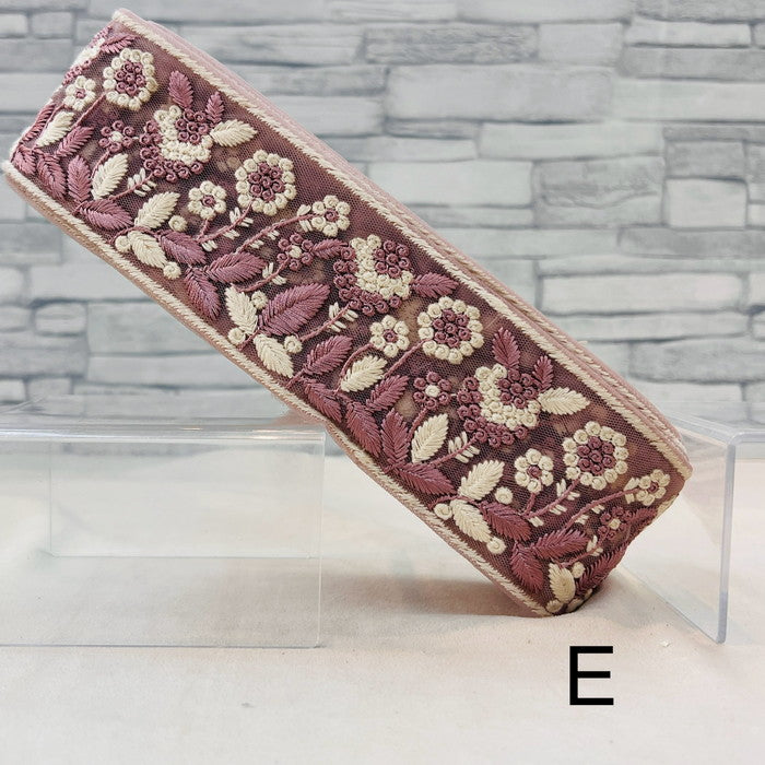 【50cm単位】 刺繍リボン ノンスパンコール リボンに咲いた 白い花の 楽園 チュール 幅約6.1cm 240520006