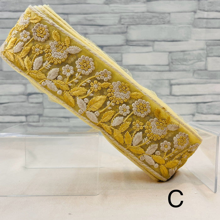 【50cm単位】 刺繍リボン ノンスパンコール リボンに咲いた 白い花の 楽園 チュール 幅約6.1cm 240520006