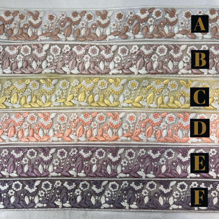 【50cm単位】 刺繍リボン ノンスパンコール リボンに咲いた 白い花の 楽園 チュール 幅約6.1cm 240520006