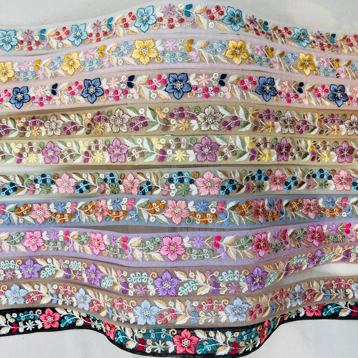 【50cm単位】 刺繍リボン 細幅 ニュアンスカラー 風に身を任せて 揺れる美しい花 チュール 幅約2.5cm 240617002