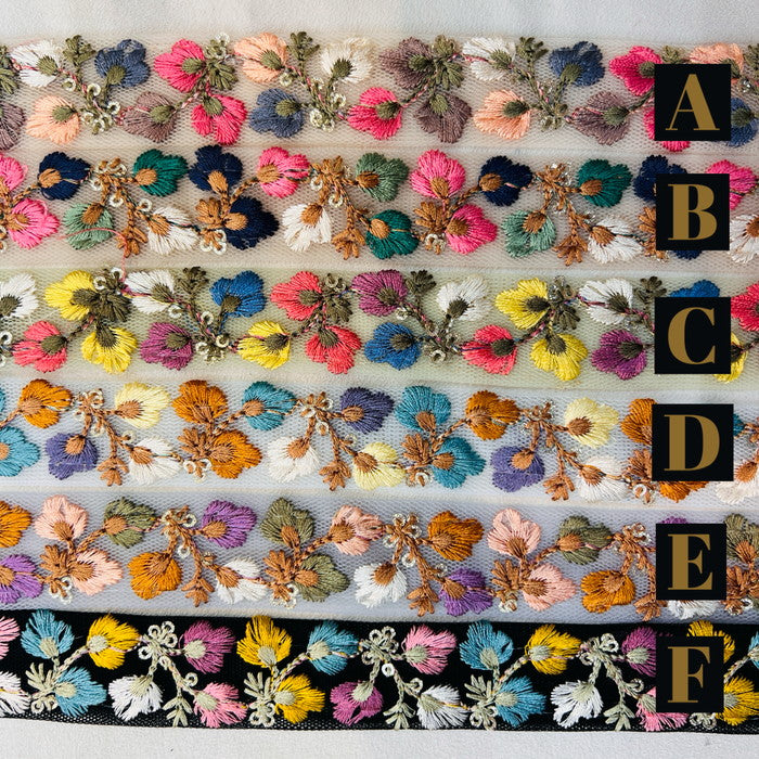 【50cm単位】 刺繍リボン 細幅 彩りを楽しもう 3枚花弁の 小花 可愛い 首飾り チュール 幅約2.4cm 240620001