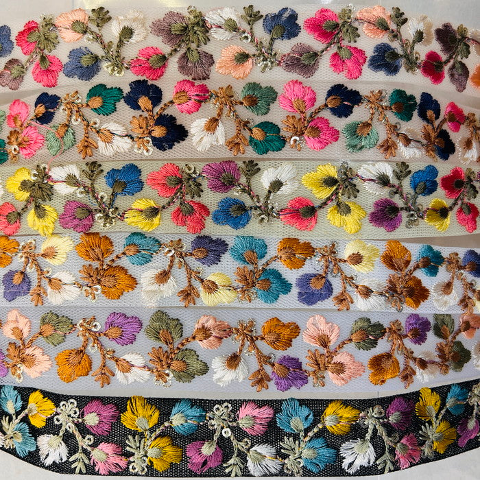 【50cm単位】 刺繍リボン 細幅 彩りを楽しもう 3枚花弁の 小花 可愛い 首飾り チュール 幅約2.4cm 240620001