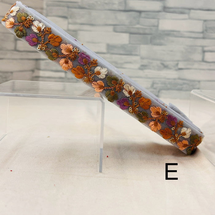 【50cm単位】 刺繍リボン 細幅 彩りを楽しもう 3枚花弁の 小花 可愛い 首飾り チュール 幅約2.4cm 240620001