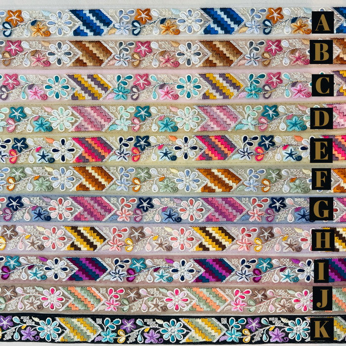 【50cm単位】 刺繍リボン 細幅 色彩豊かな カラー 幾何学模様と お花の コラボ チュール 幅約3.1cm 240808005