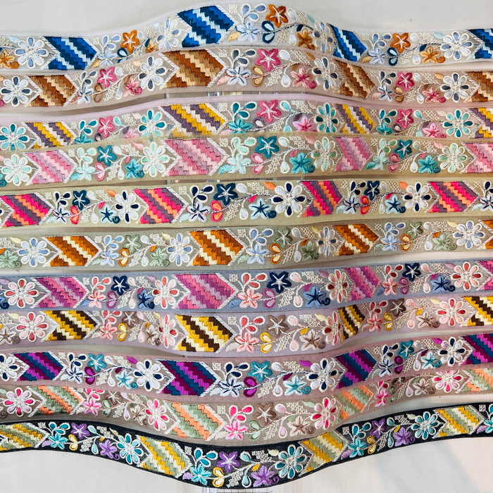 【50cm単位】 刺繍リボン 細幅 色彩豊かな カラー 幾何学模様と お花の コラボ チュール 幅約3.1cm 240808005