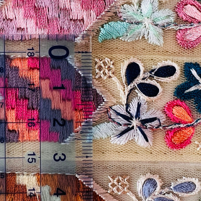 【50cm単位】 刺繍リボン 細幅 色彩豊かな カラー 幾何学模様と お花の コラボ チュール 幅約3.1cm 240808005