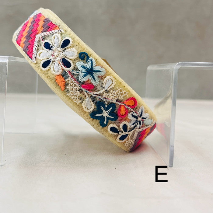 【50cm単位】 刺繍リボン 細幅 色彩豊かな カラー 幾何学模様と お花の コラボ チュール 幅約3.1cm 240808005