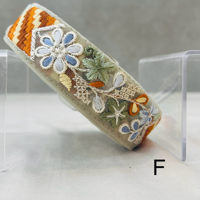 【50cm単位】 刺繍リボン 細幅 色彩豊かな カラー 幾何学模様と お花の コラボ チュール 幅約3.1cm 240808005