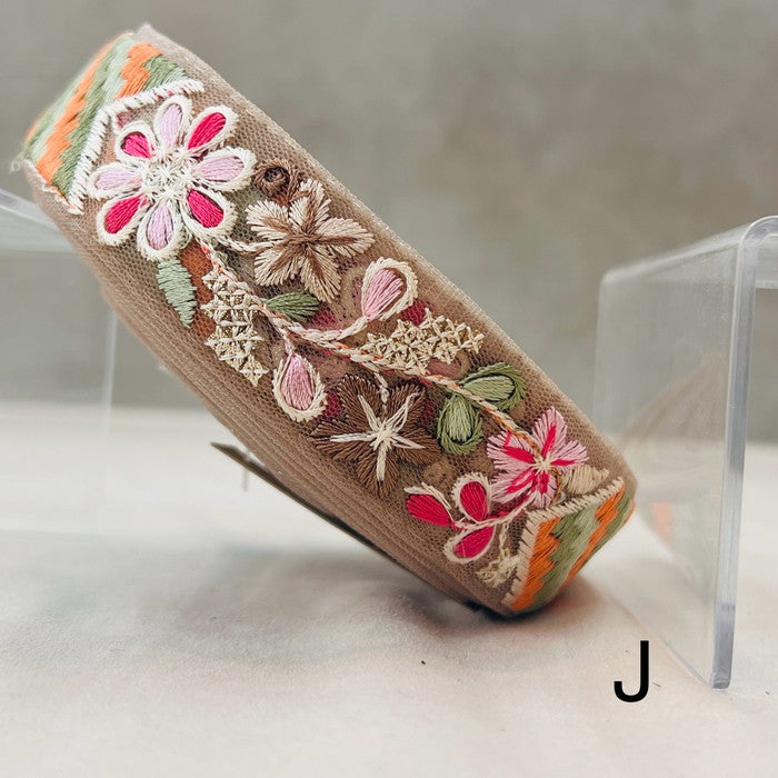 【50cm単位】 刺繍リボン 細幅 色彩豊かな カラー 幾何学模様と お花の コラボ チュール 幅約3.1cm 240808005