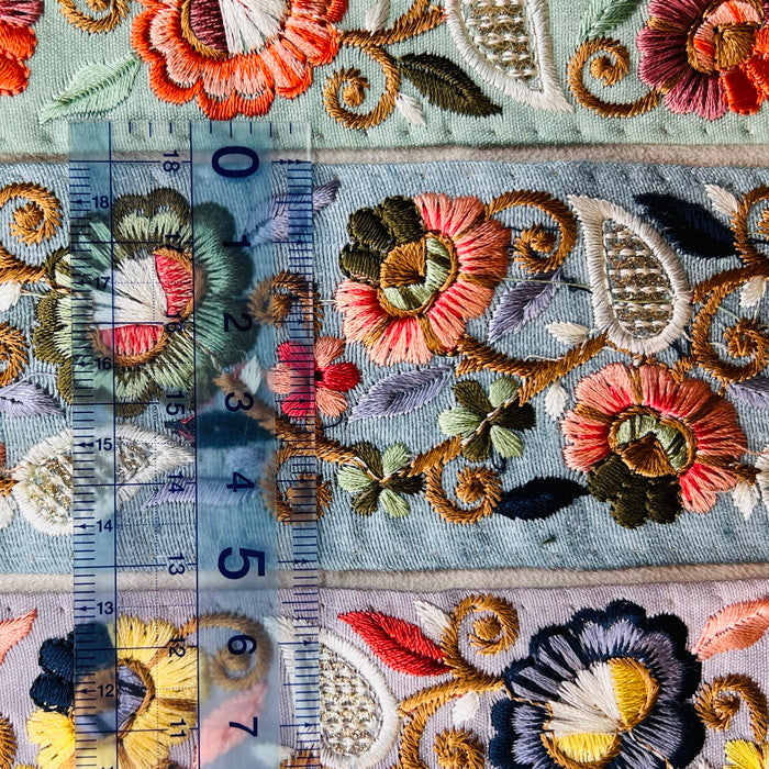 【50cm単位】 刺繍リボン カラフルデザイン エキゾティック フラワー 布地 幅約5.1cm 240904001